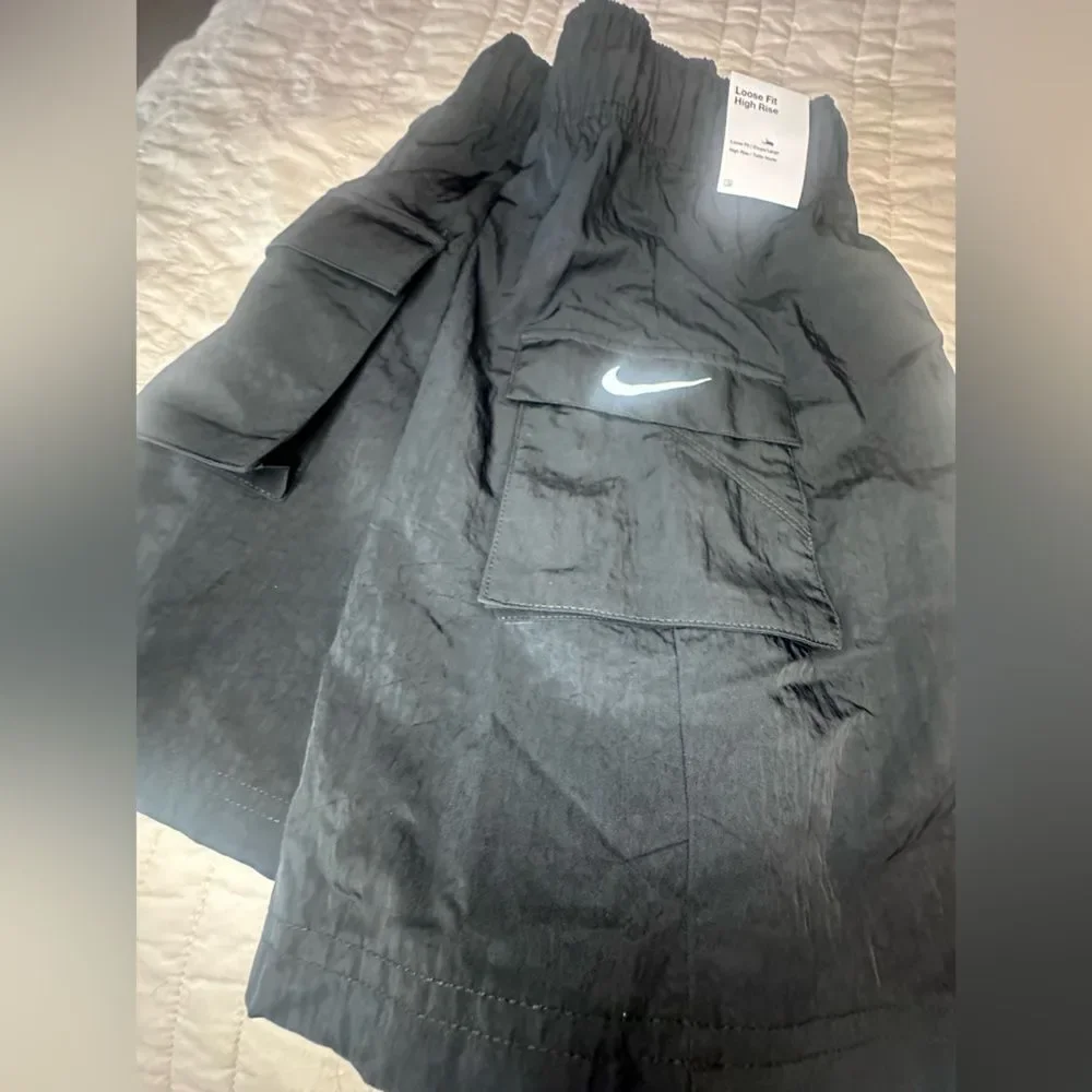 Nike Essential Woven High Rise Cargo Shorts Size Small NWTs